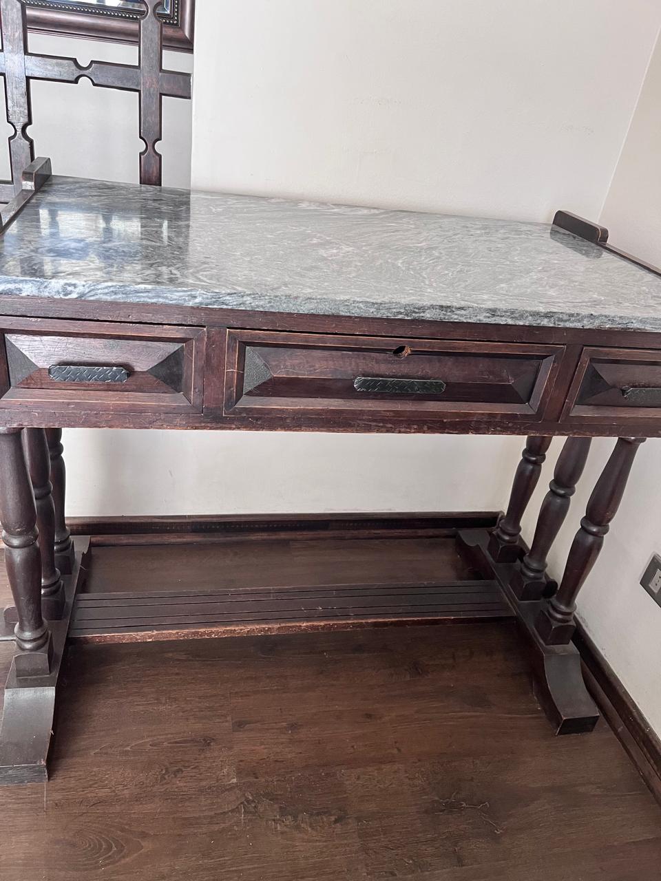 Escritorio tipo consola con tapa de mármol y estructura de madera – estilo monástico