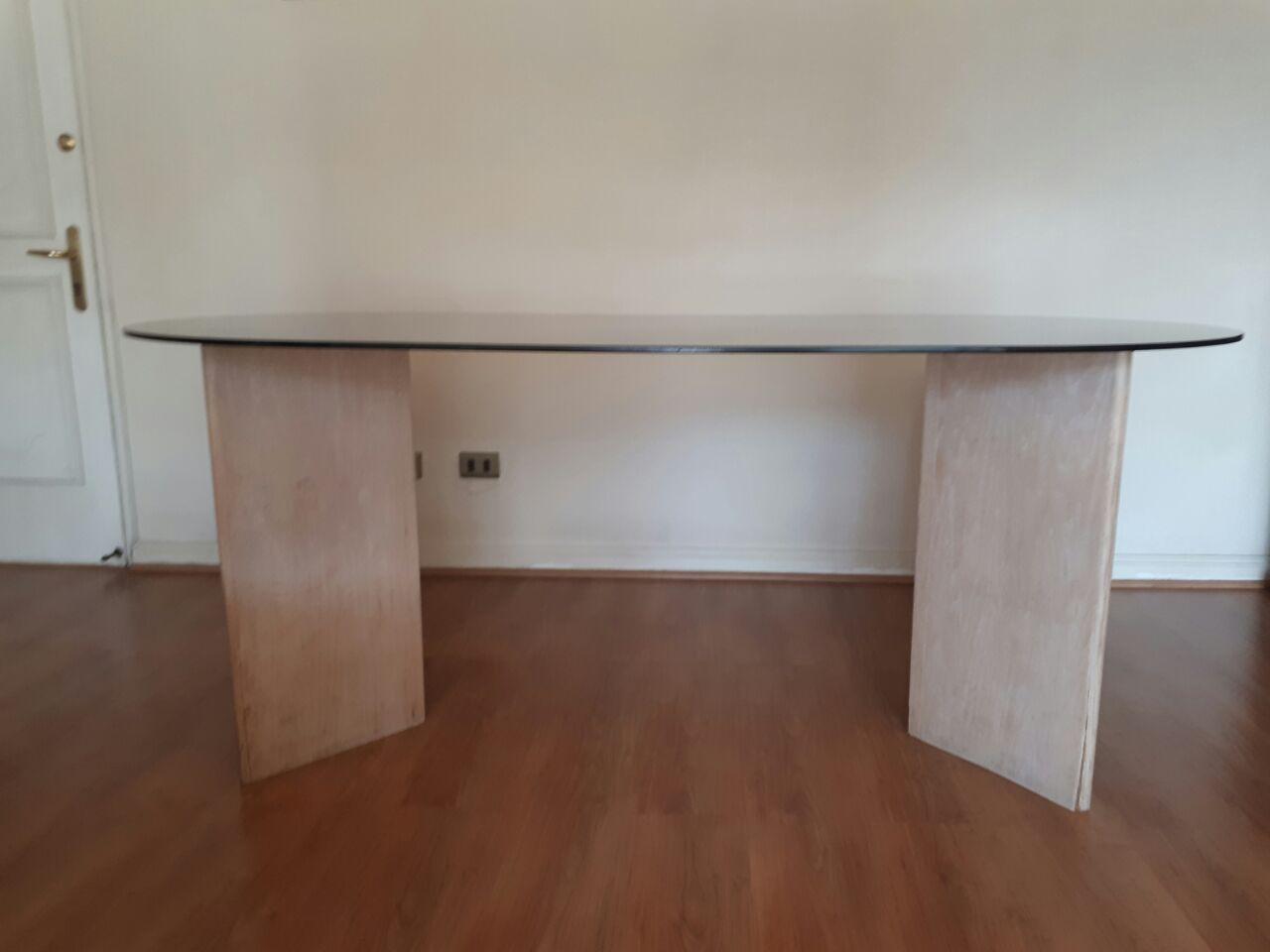 Mesa de vidrio ovalada con base de madera – elegante y versátil