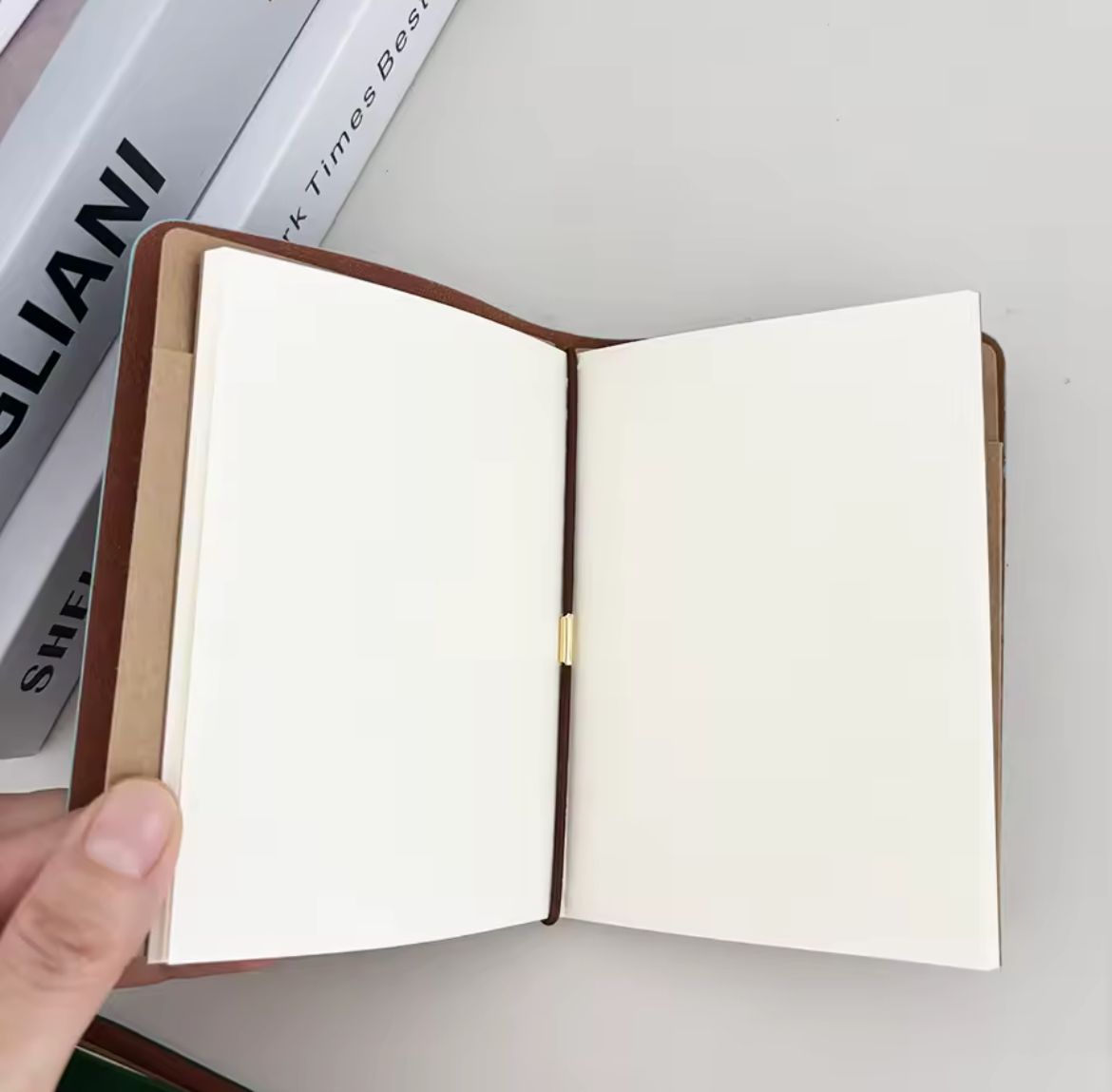 Cuaderno de viaje tipo pasaporte – estilo vintage.