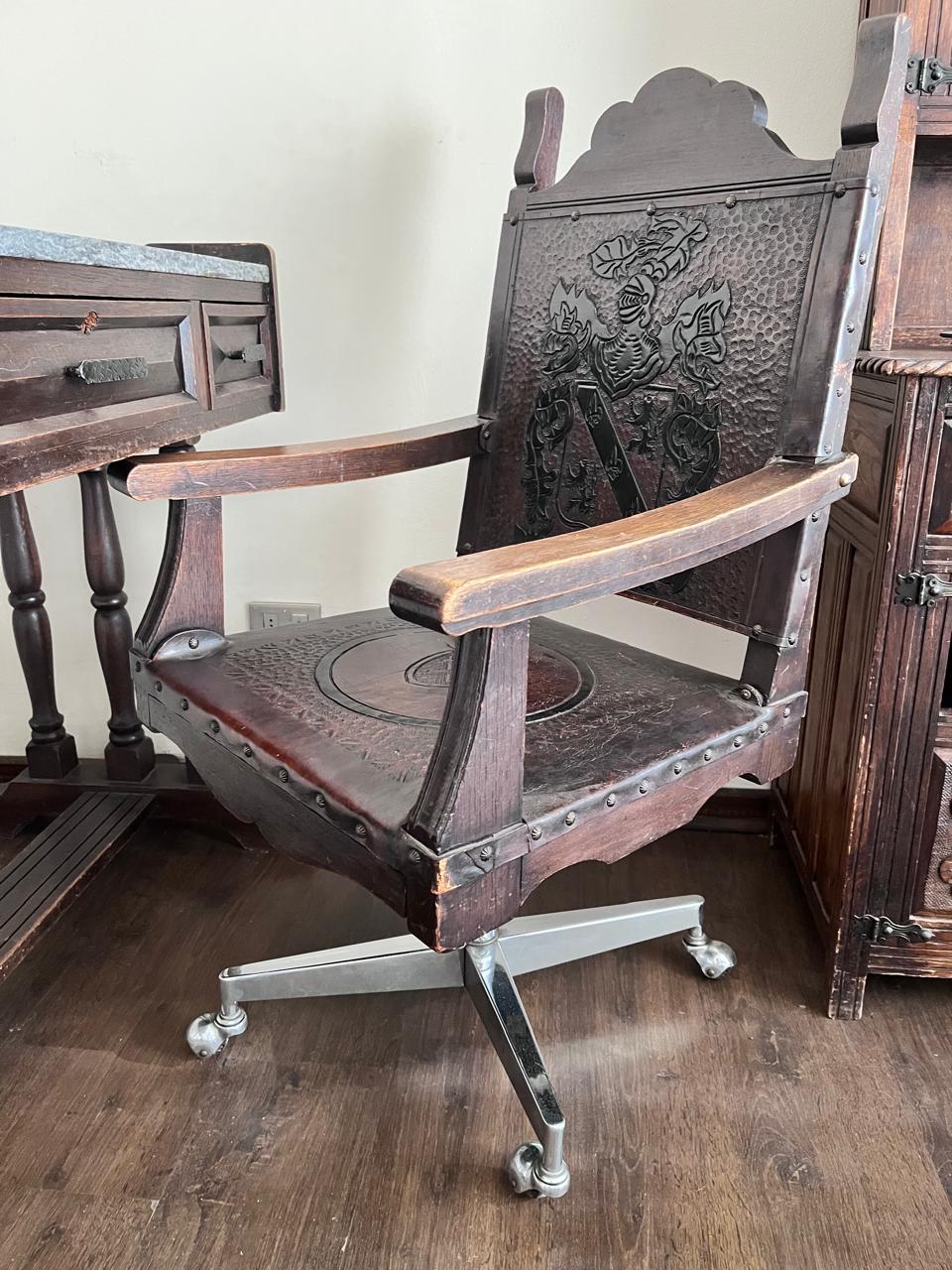 Silla de escritorio en madera y cuero repujado