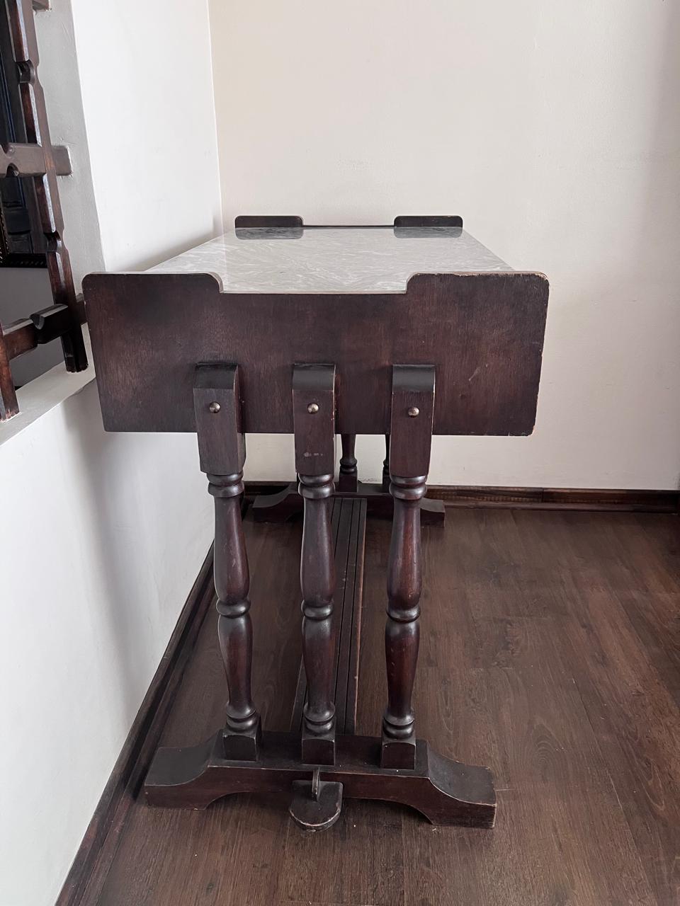 Escritorio tipo consola con tapa de mármol y estructura de madera – estilo monástico