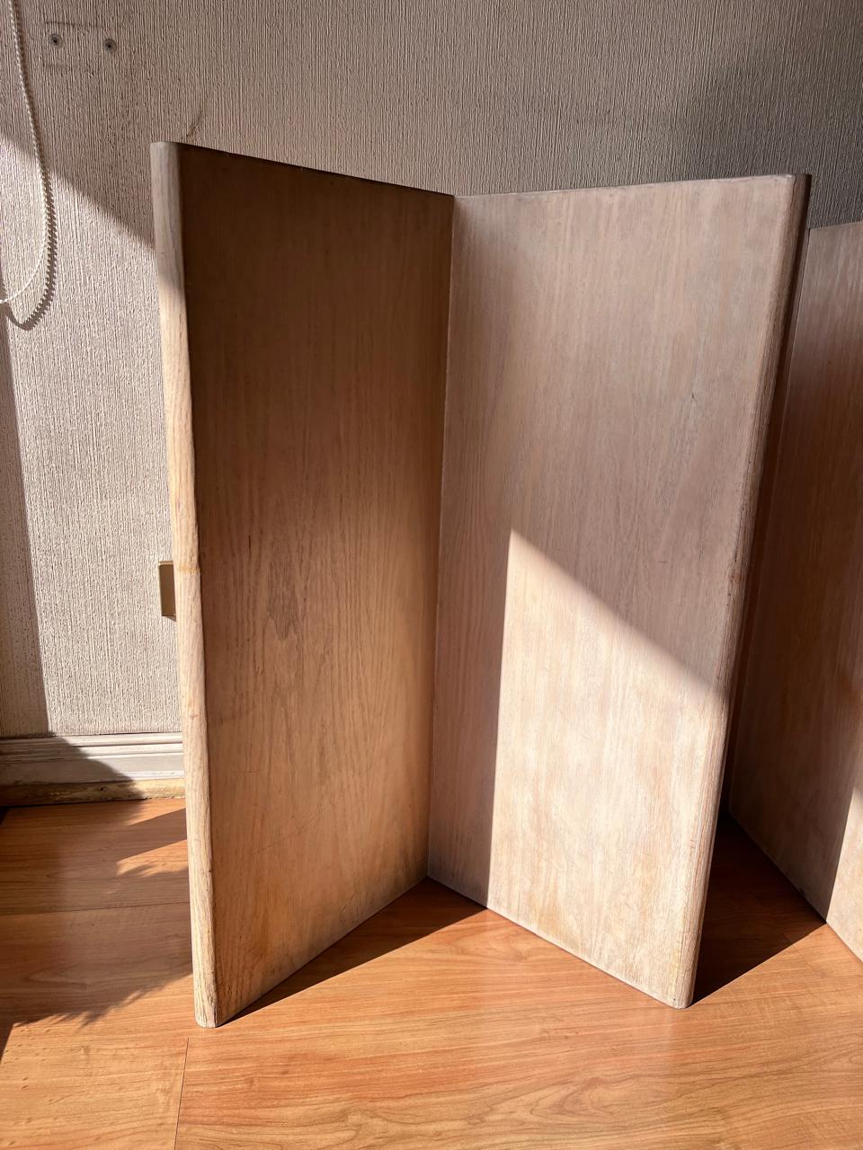Mesa de vidrio ovalada con base de madera – elegante y versátil