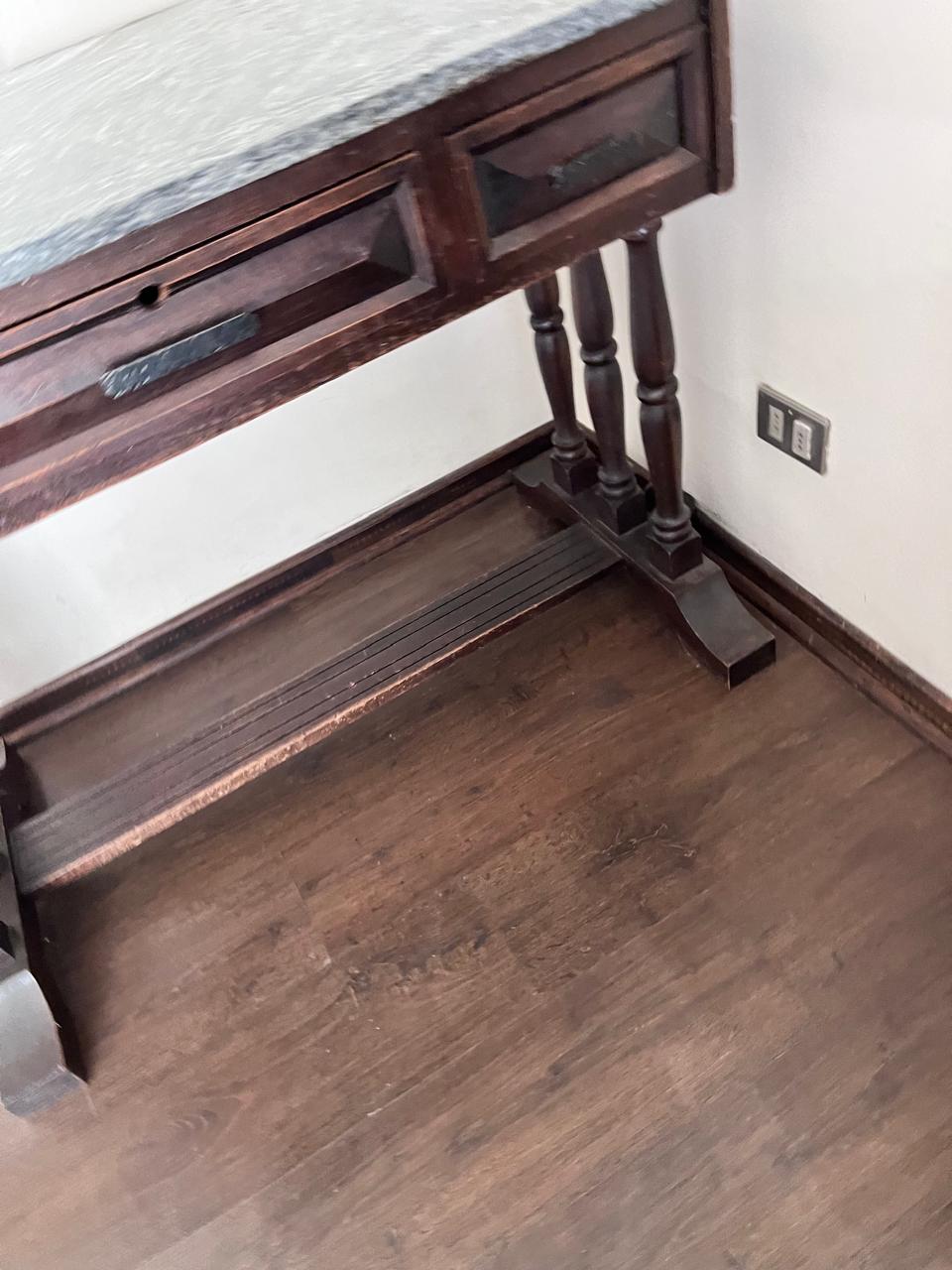 Escritorio tipo consola con tapa de mármol y estructura de madera – estilo monástico