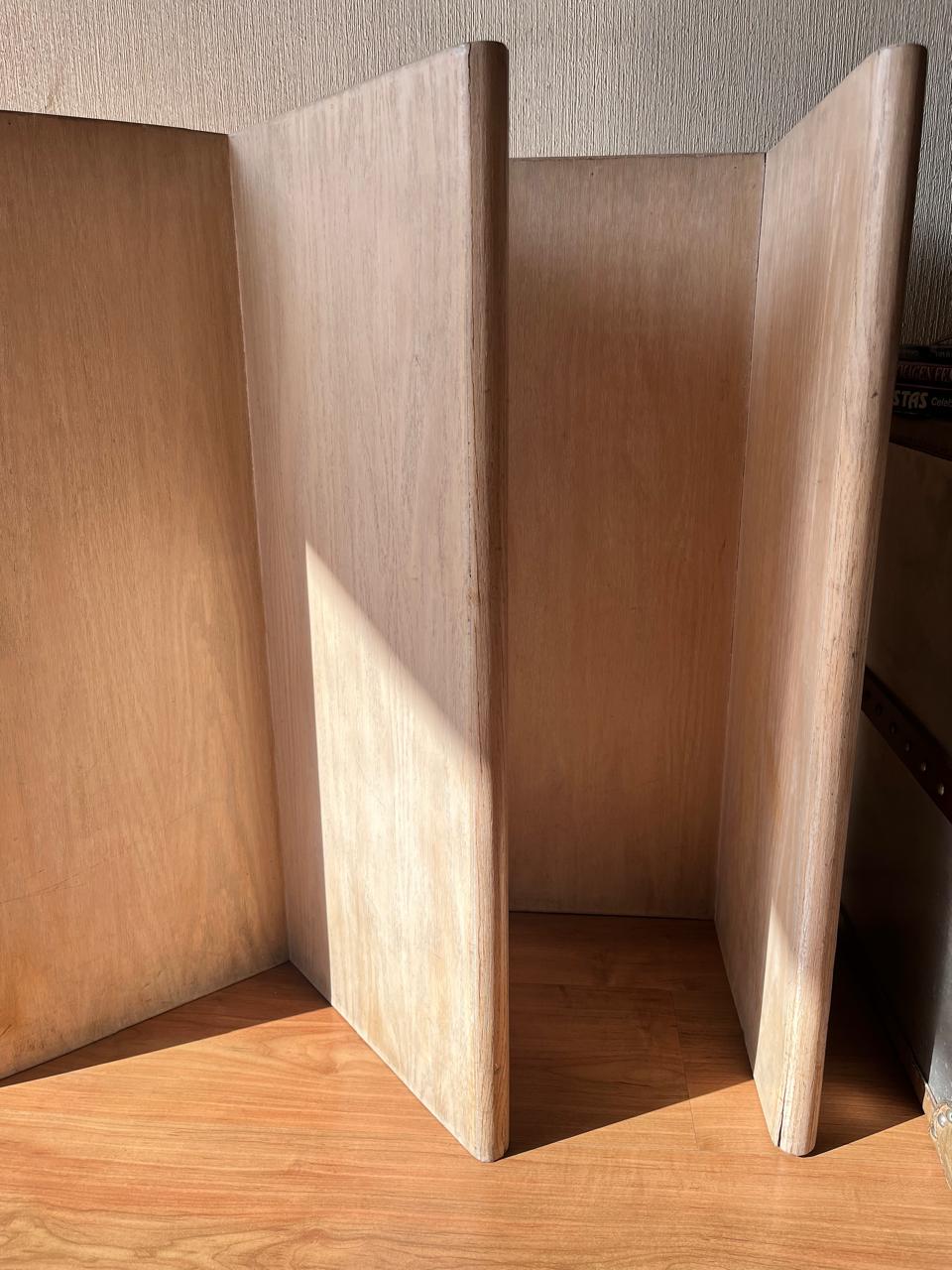 Mesa de vidrio ovalada con base de madera – elegante y versátil