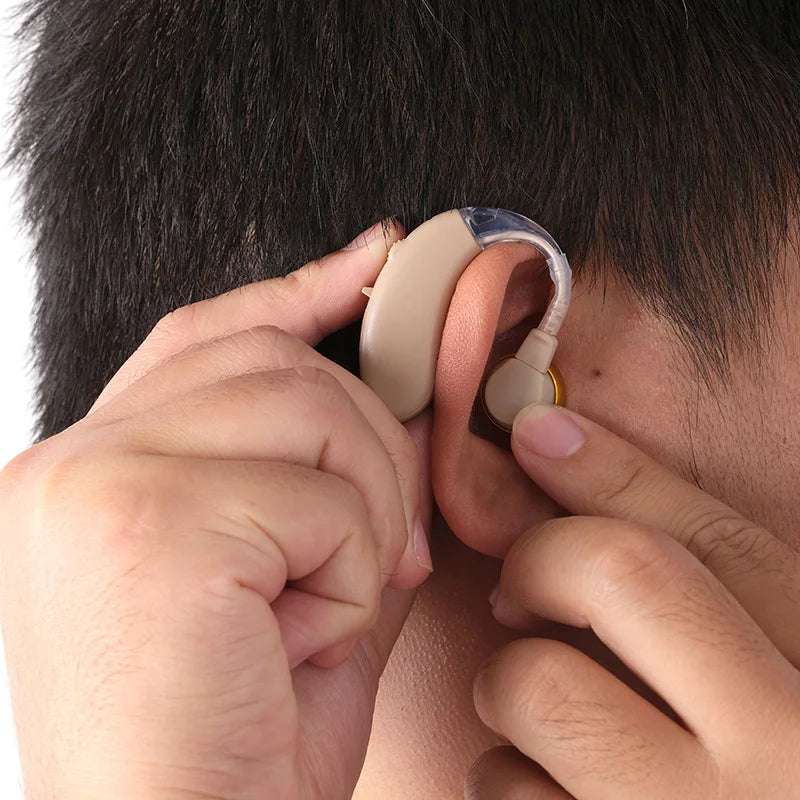 Dos audífonos amplificadores de sonido para adultos , con diseño detrás de la oreja