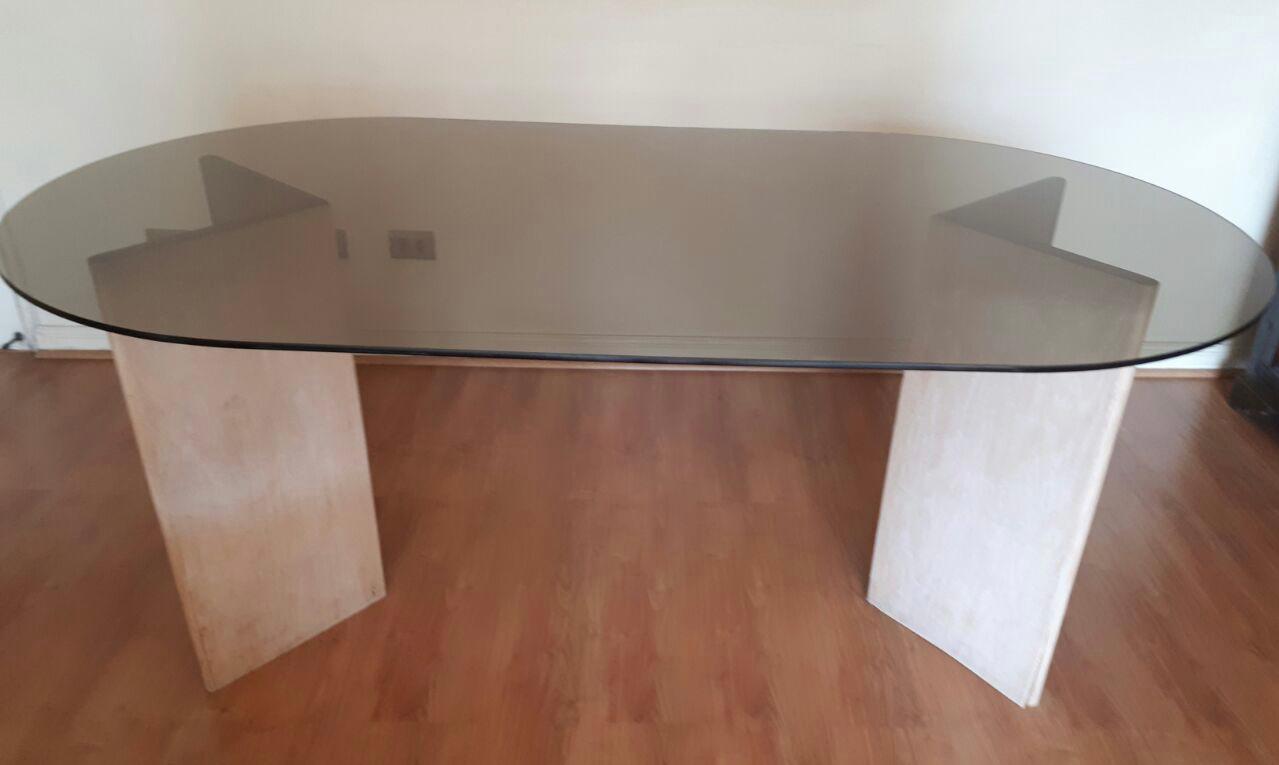 Mesa de vidrio ovalada con base de madera – elegante y versátil