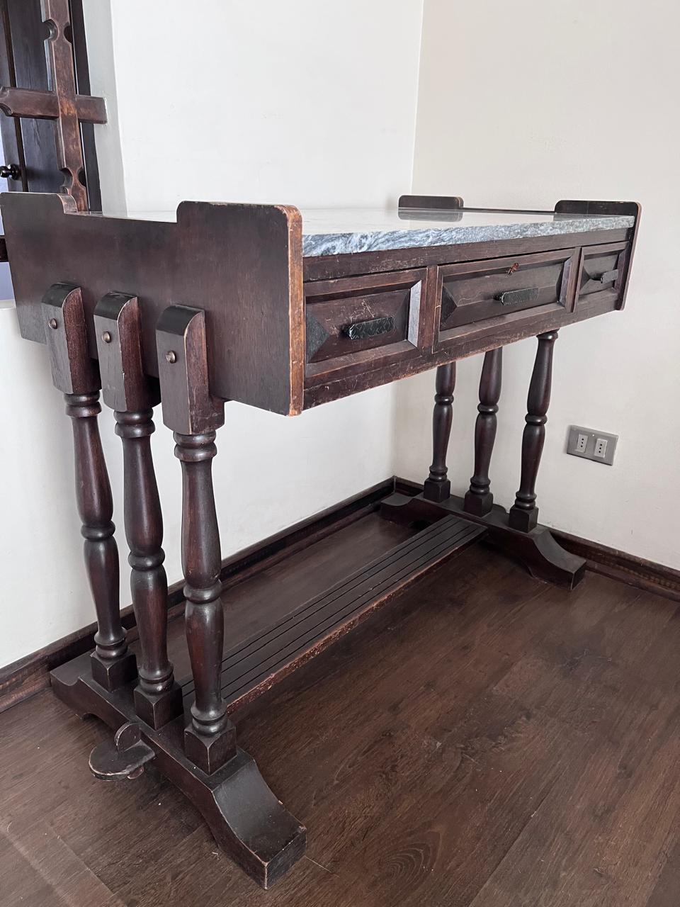 Escritorio tipo consola con tapa de mármol y estructura de madera – estilo monástico
