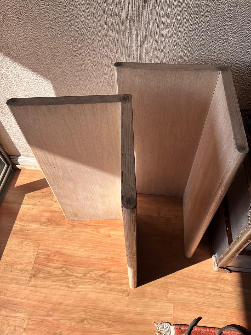 Mesa de vidrio ovalada con base de madera – elegante y versátil