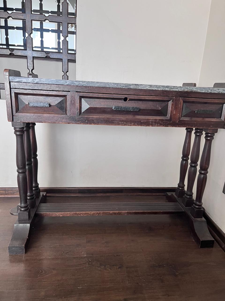 Escritorio tipo consola con tapa de mármol y estructura de madera – estilo monástico