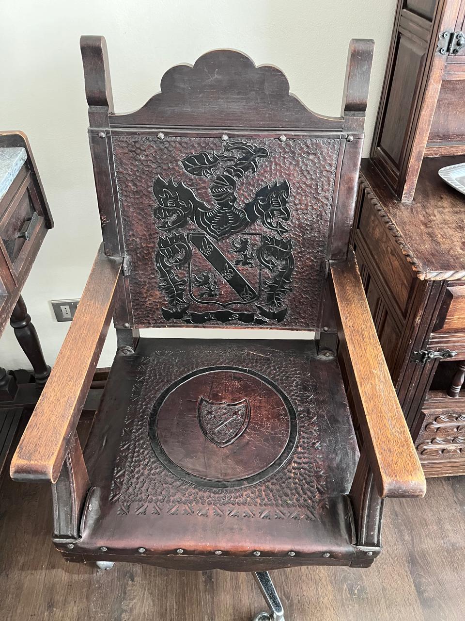 Silla de escritorio en madera y cuero repujado