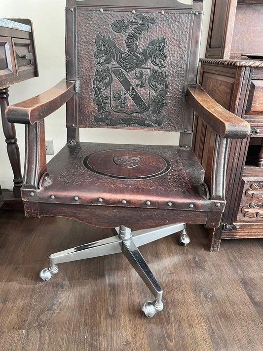 Silla de escritorio en madera y cuero repujado