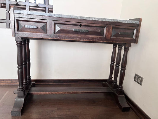 Escritorio tipo consola con tapa de mármol y estructura de madera – estilo monástico