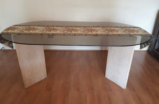 Mesa de vidrio ovalada con base de madera – elegante y versátil