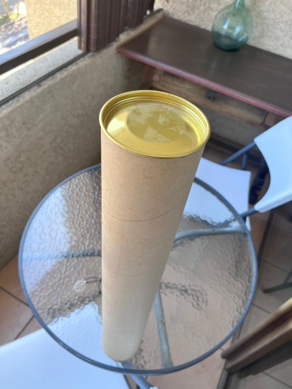 Tubo kraft con tapa metálica – práctico y resistente